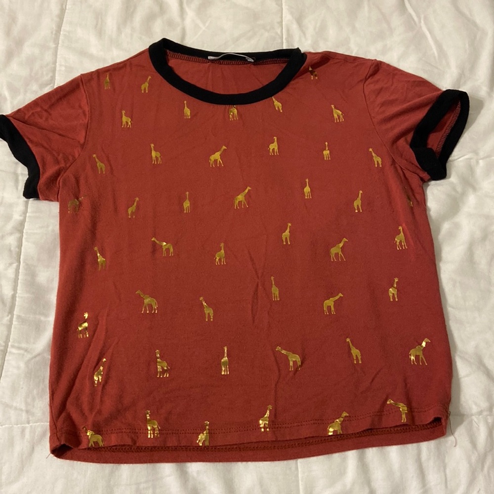 Cute pink shirt sleeve top with gold giraffe details